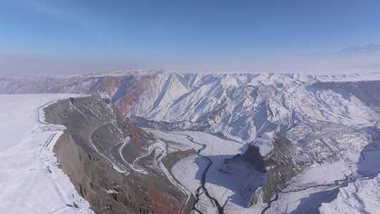 航拍新疆冬季安集海大峡谷红色山脉雪山河流