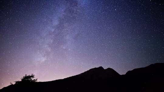 在喜马拉雅山脉延时拍摄星空