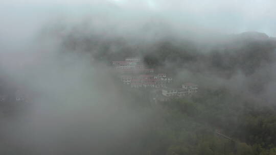 山间笼罩在云海下面的村庄视频素材模板下载