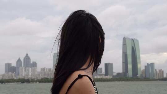 金鸡湖畔吹着风看风景的长发美女背影视频素材模板下载