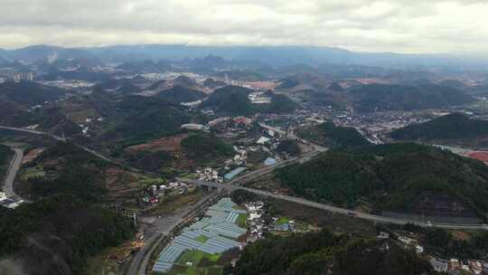 冬日里云雾缭绕的公路  群山 农村 农田