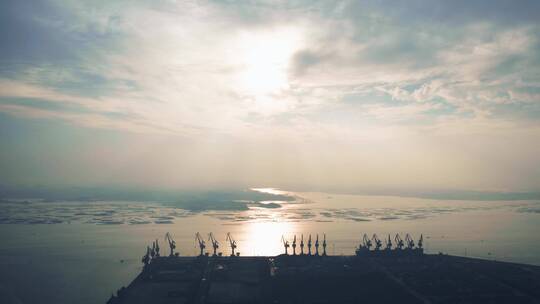 广西钦州港航拍夕阳黄昏作业区货船装卸视频素材模板下载