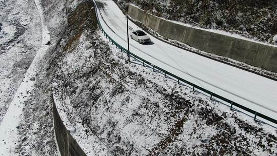 奔驰小轿车在雪地公路行驶旅行航拍雪景雾凇