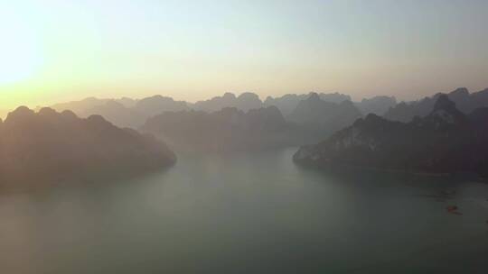 从高处俯瞰一个大湖周围的风景