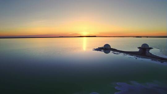 航拍青海格尔木市察尔汗盐湖北极屋日落景色