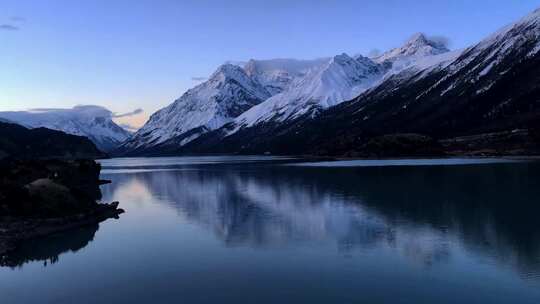 西藏昌都然乌湖日照金山延时风光