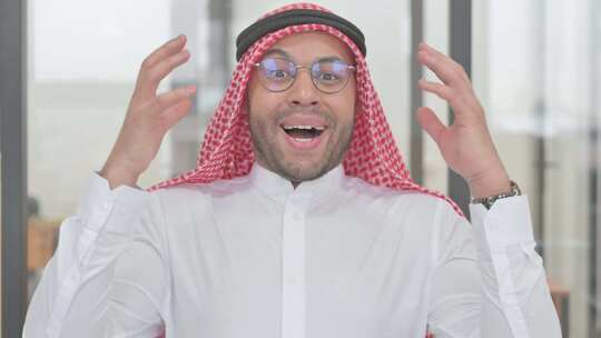 庆祝成功的阿拉伯青年肖像视频素材模板下载