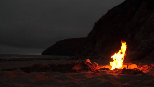 黄昏时分海滩火坑的静态广角镜头