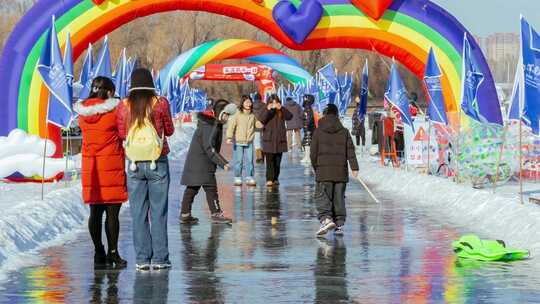 冰雪游乐东北沈阳冬季冰河游人市民