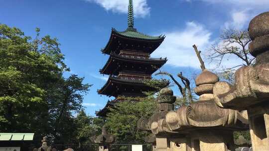 游客参观的日本古老寺庙神社