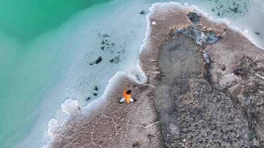 青海海西大柴旦翡翠湖湖水人物航拍视频