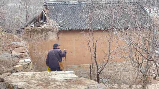 土房老房子老人背影