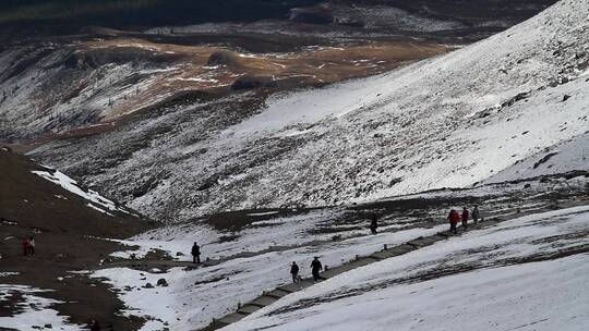 长白山峰顶登山的游人