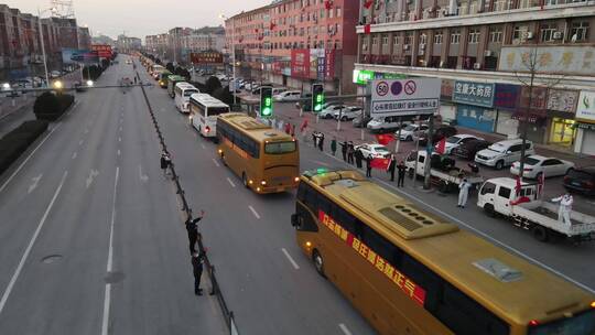 人群欢送医护人员回家的车队