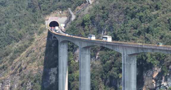 【5K】山区高速公路高架桥基建车流航拍