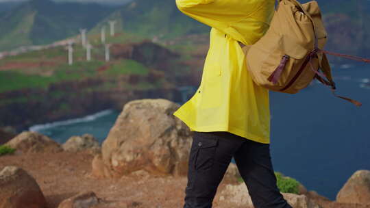 穿着夹克和衬衫岩石底部在落基山顶行走的徒视频素材模板下载