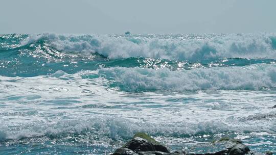 大海海浪礁石慢镜头