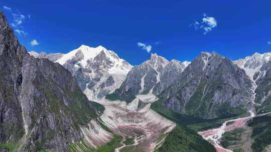 航拍四川南门关沟红石滩嘉子峰鹊巴峰群山