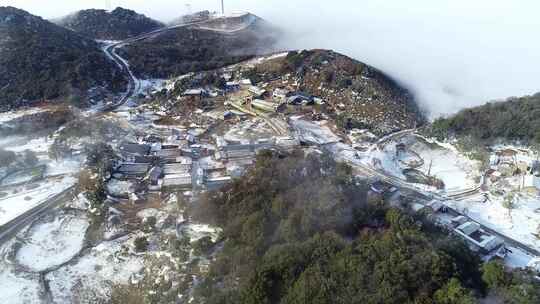 雪山村庄航拍景观