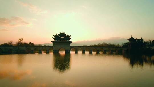 夕阳古桥日出的云南建水双龙桥十七孔桥