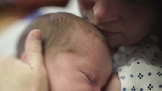 母亲用鼻子抚摸新生婴儿