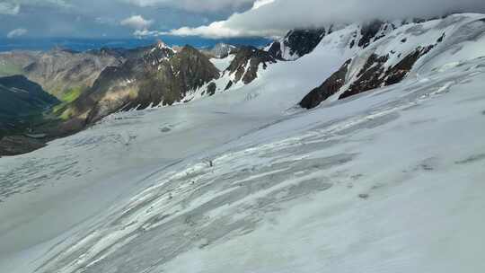 航拍攀登川西加拉本森雪山登山者的C1营地