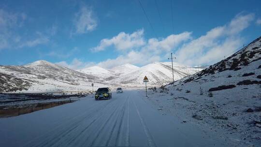 行驶在雪地西藏的路上汽车道路奔驰前进风景视频素材模板下载