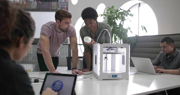 设计师在研究3D打印机