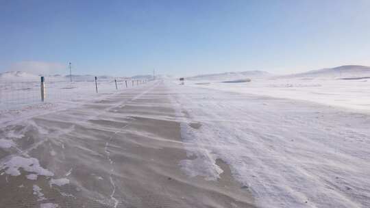 极寒天气下风吹动雪花