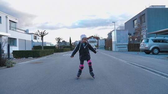 女孩在街道学轮滑视频素材模板下载