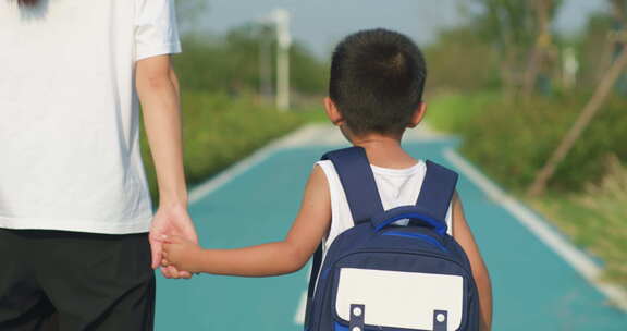 母子相伴上学