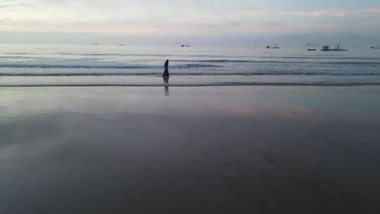 大海边 美女散步