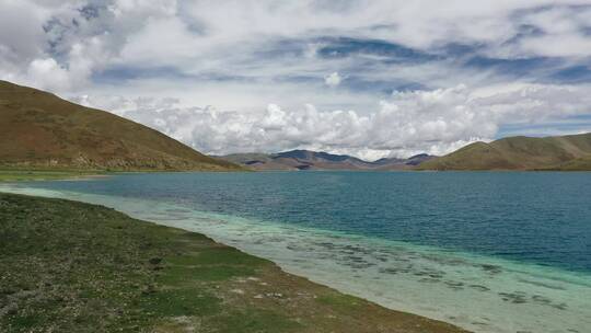 西藏山南浪卡子县羊卓雍错湖泊自然风光