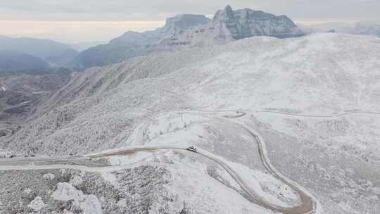 越野车行驶在雪天的大瓦山山路上合集