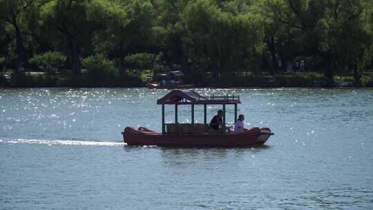 水上娱乐划船景区游客夏季避暑