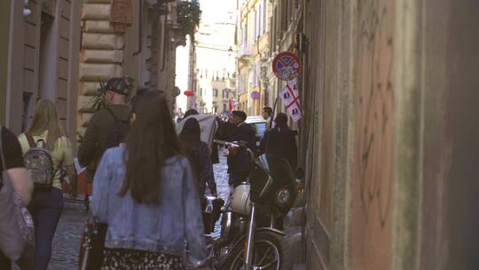 人们走在罗马的小巷