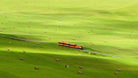 草原上行驶的火车全景