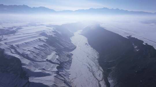 航拍新疆冬季安集海大峡谷红色山脉雪山河流