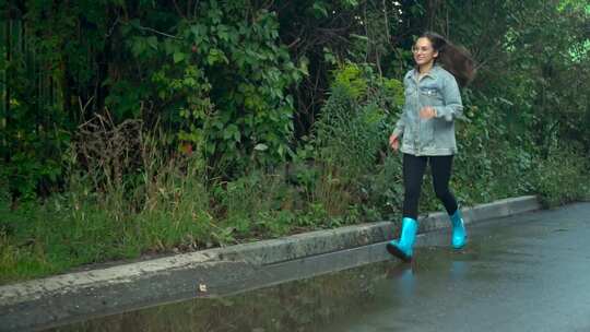 雨天，一名妇女在被郁郁葱葱的绿色植物和自