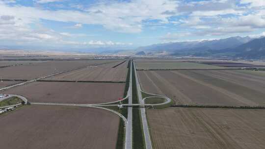 大西北地区一望无际农业种植地的公路航拍