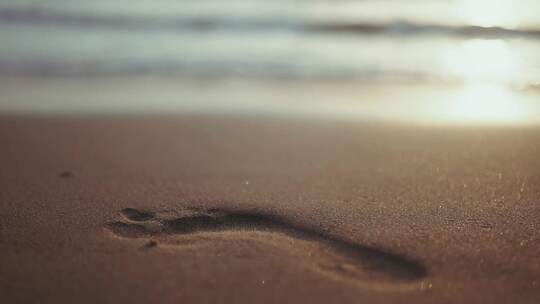 海滩上的脚印被海水覆盖