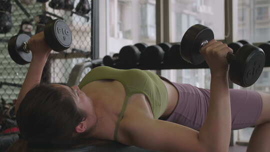 美女健身房锻炼身体举重撸铁视频素材模板下载