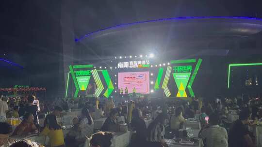 城市广场夜市舞台演艺美食食客交警普法