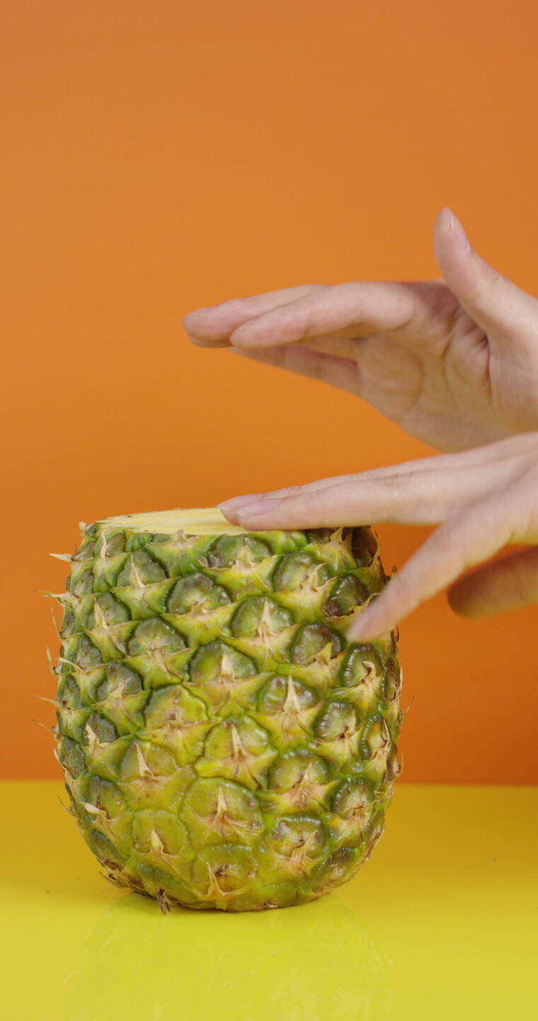 4K竖屏将一个菠萝拟物成鼓敲打