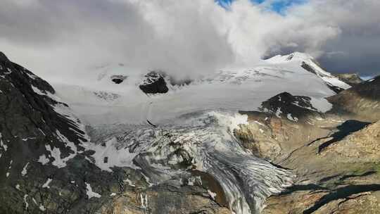 航拍川西沙鲁里山脉加拉本森雪山冰川风光