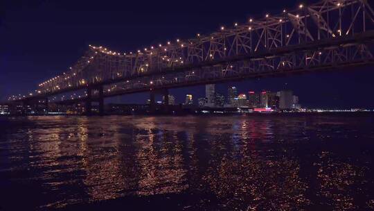 夜晚的新月城大桥视频素材模板下载
