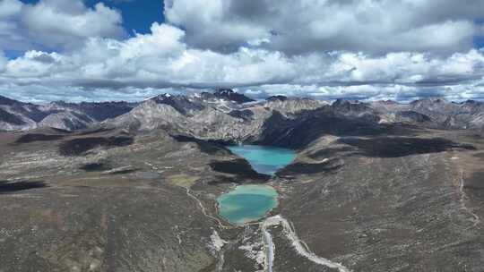 航拍晴朗天气下的四川甘孜姊妹湖风景