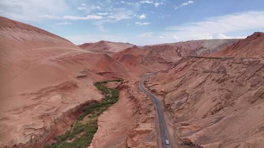 新疆吐鲁番火焰山木头沟河谷公路旅行风光