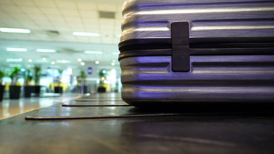 机场旅客的行李视频素材模板下载