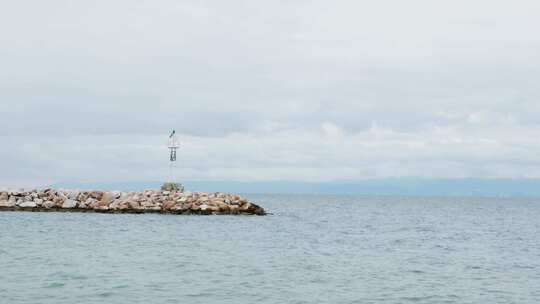平静海水上的灯塔